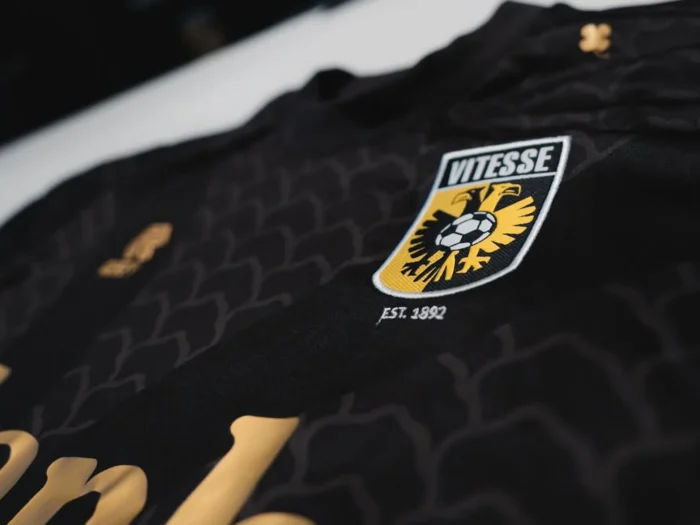 Vitesse presenta sus camisetas 2025-2026: homenaje retro a 1993-1994 y al curso del Rin