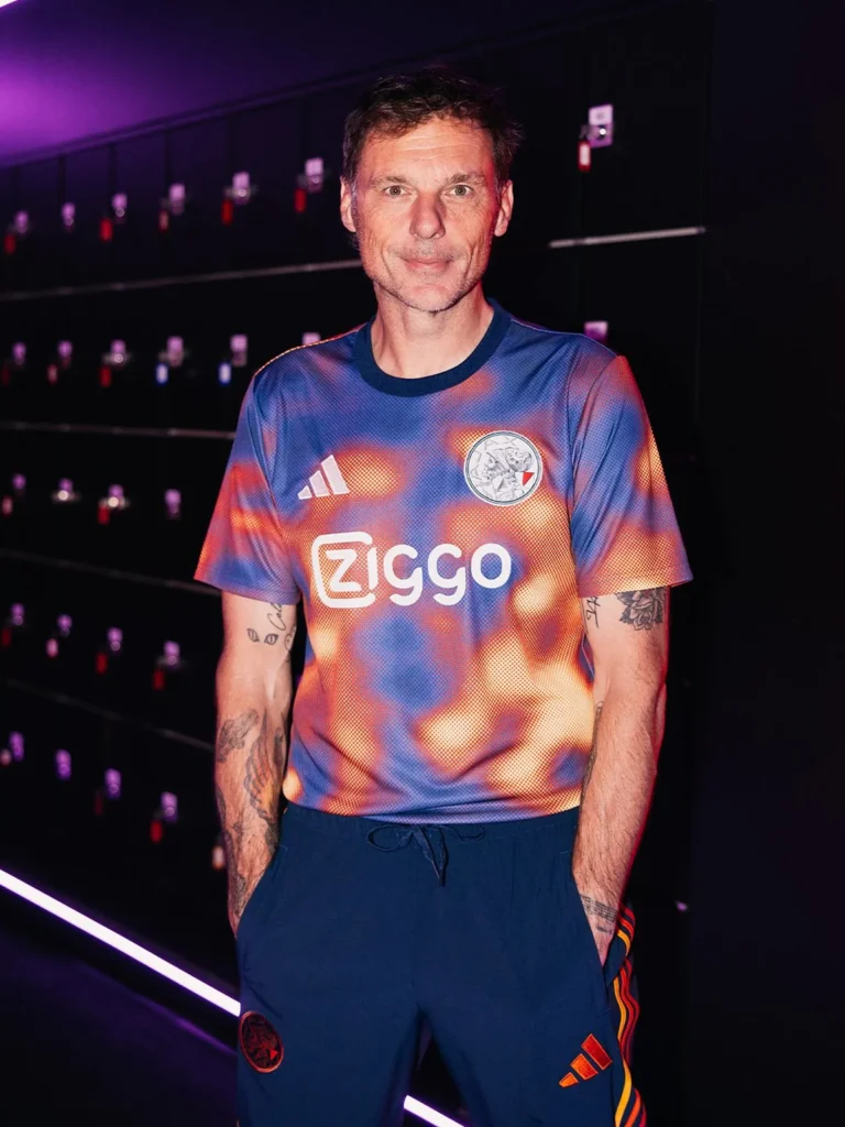 Ajax, adidas e ID&T unen fútbol y música electrónica en una colección de calentamiento