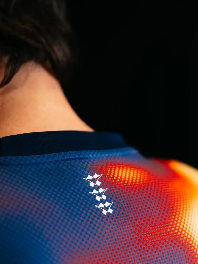Ajax, adidas e ID&T unen fútbol y música electrónica en una colección de calentamiento