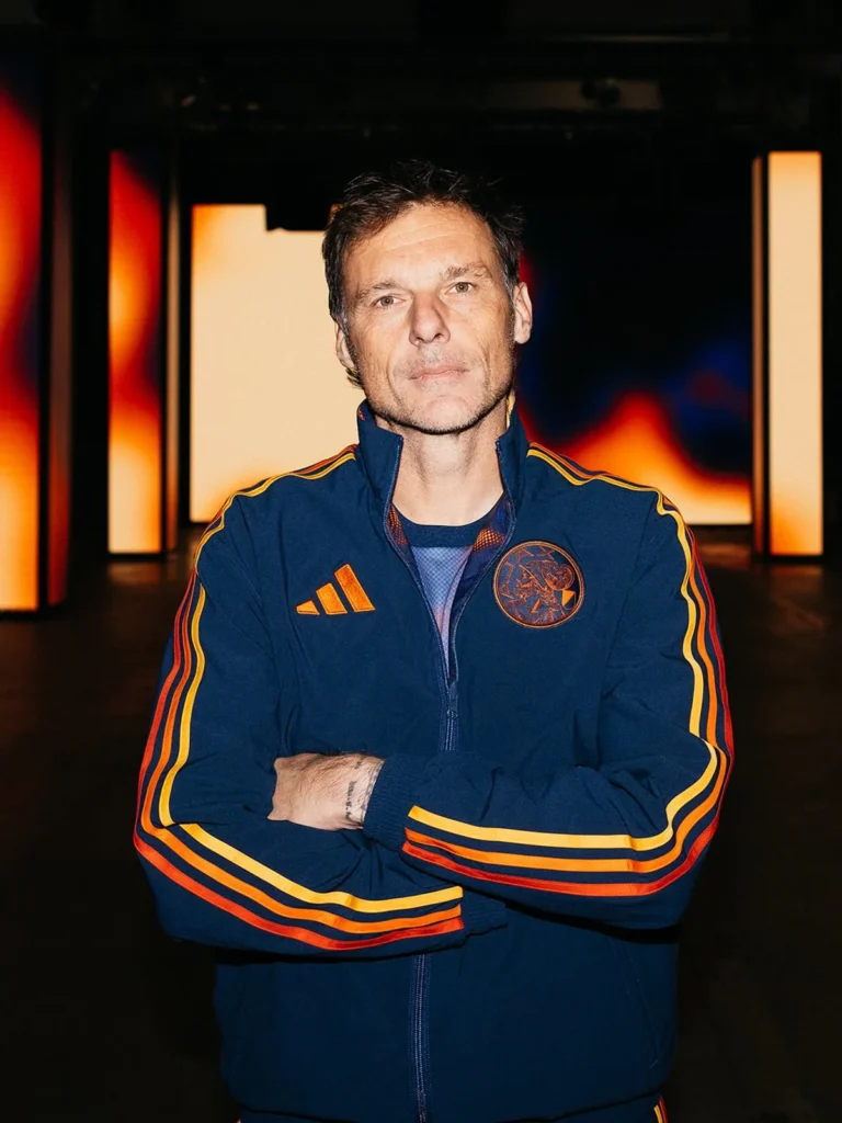 Ajax, adidas e ID&T unen fútbol y música electrónica en una colección de calentamiento