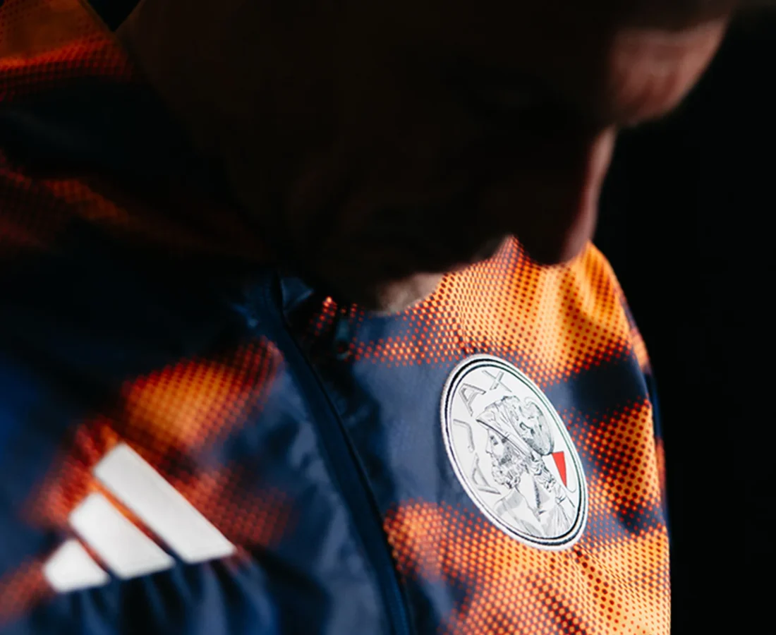 Ajax, adidas e ID&T unen fútbol y música electrónica en una colección de calentamiento