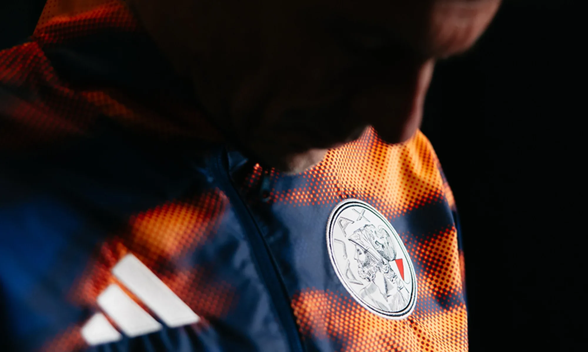 Ajax, adidas e ID&T unen fútbol y música electrónica en una colección de calentamiento