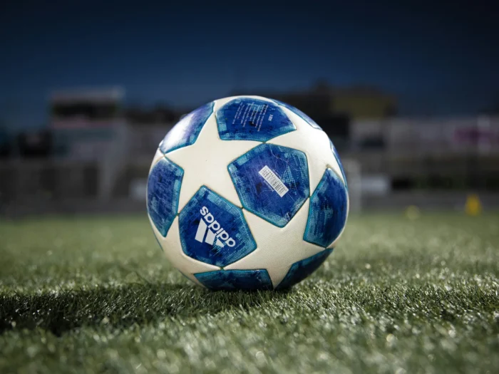 Cómo gastan su dinero los aficionados al fútbol en 2025: de las camisetas a los estadios