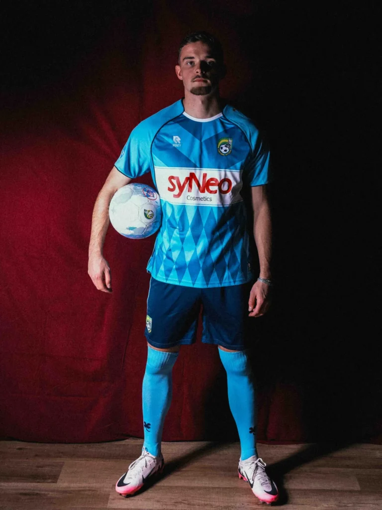 Fortuna Sittard presenta sus camisetas Robey 2025-2026 con estampados gráficos y un guiño a su historia