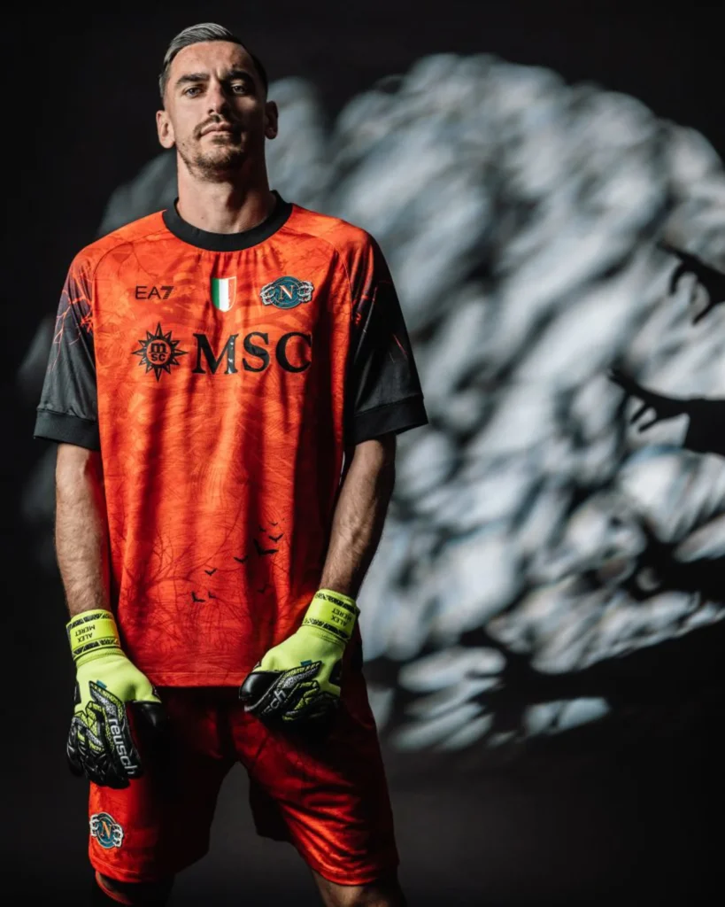 El Nápoles estrena su camiseta de Halloween 2025-2026 con una calavera en el pecho