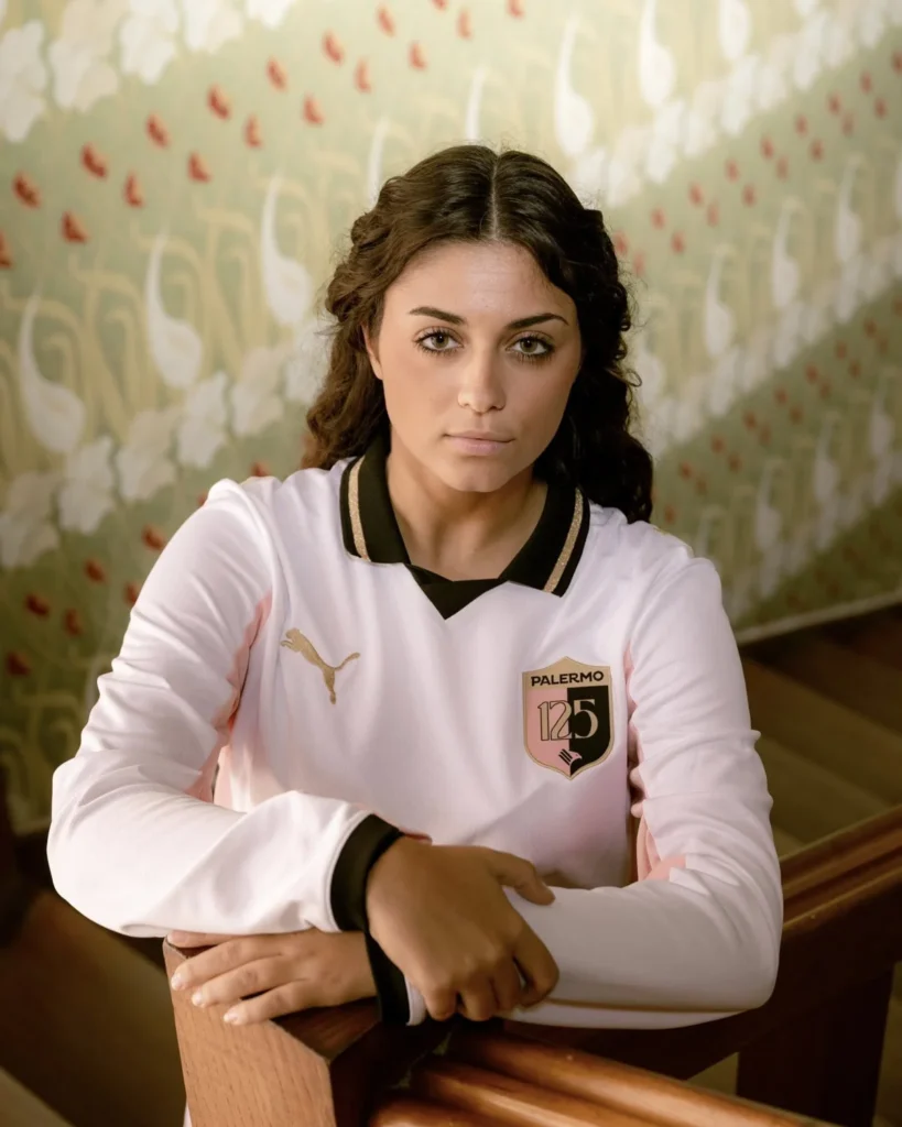 El Palermo estrena una camiseta blanca para celebrar su 125 aniversario