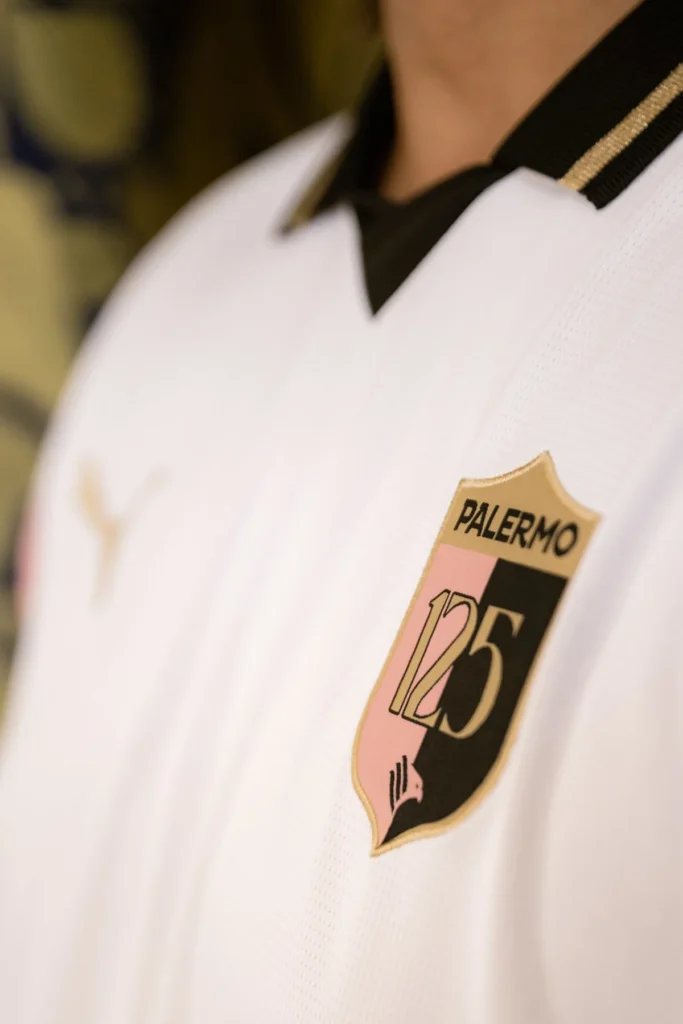 El Palermo estrena una camiseta blanca para celebrar su 125 aniversario