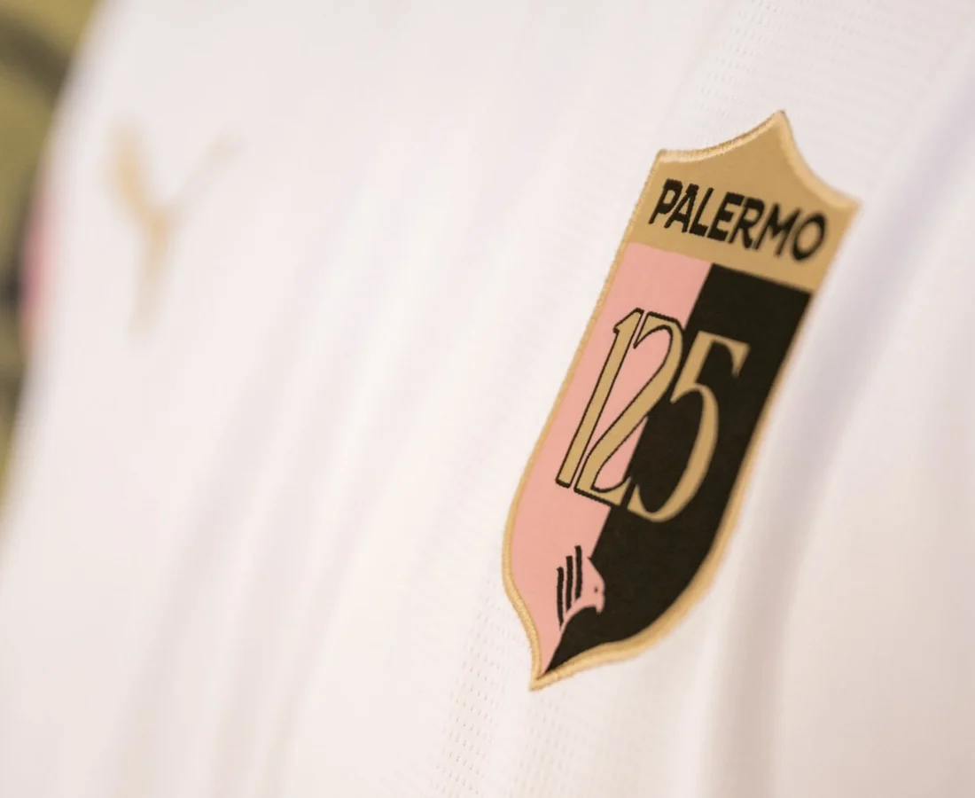El Palermo estrena una camiseta blanca para celebrar su 125 aniversario