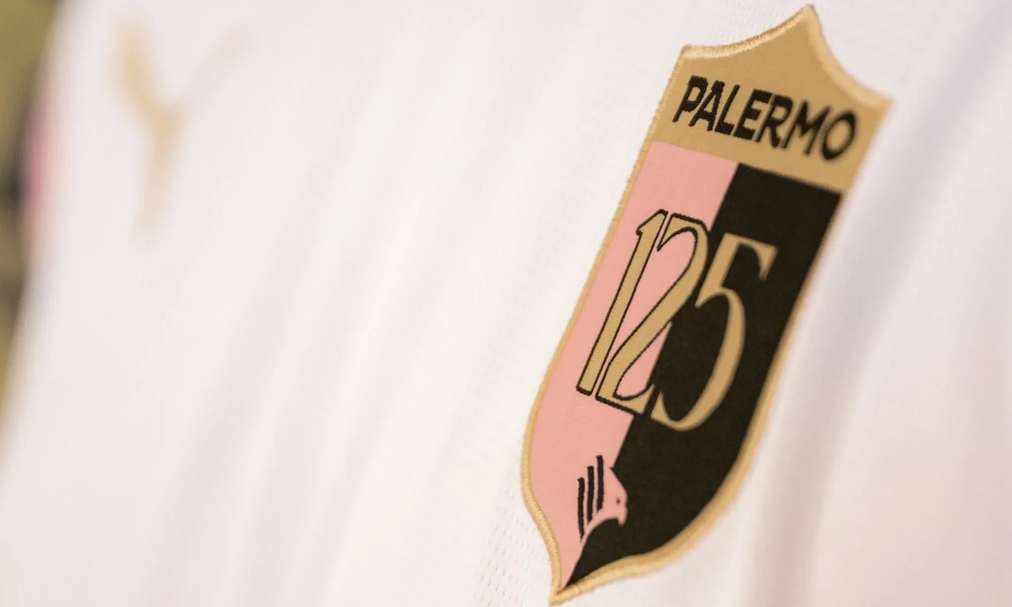 El Palermo estrena una camiseta blanca para celebrar su 125 aniversario