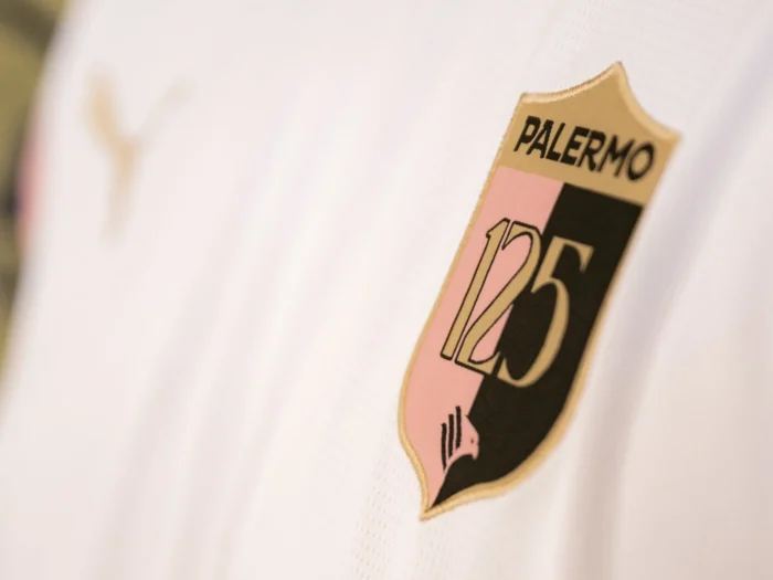 El Palermo estrena una camiseta blanca para celebrar su 125 aniversario