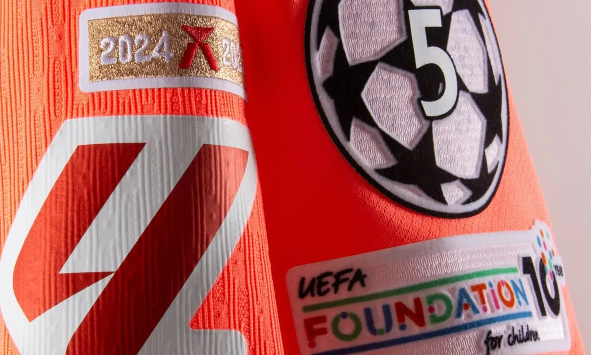 Champions League: por qué los equipos llevan dos insignias en la manga derecha