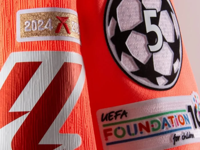 Champions League: por qué los equipos llevan dos insignias en la manga derecha