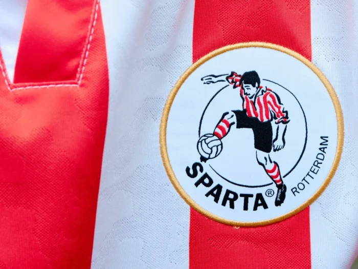 El Sparta Rotterdam rinde homenaje a Willem van Hasselt y al barrio de Spangen con sus camisetas 2025-2026