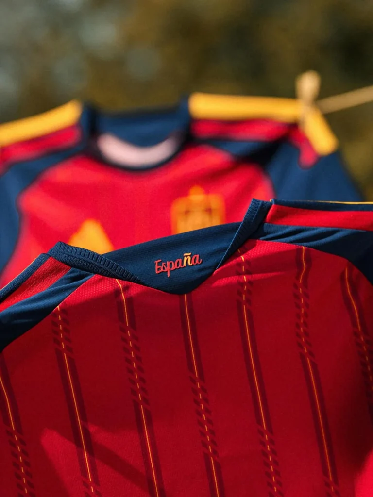 La camiseta de España para el Mundial 2026 mezcla los años 90 con el aire de los 2000