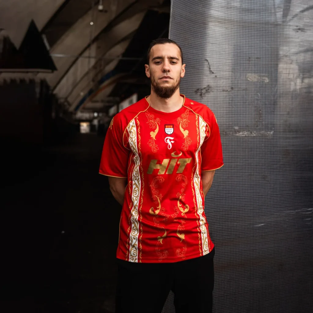 El Fortuna Colonia se viste de carnaval con una camiseta roja y dorada de Robey