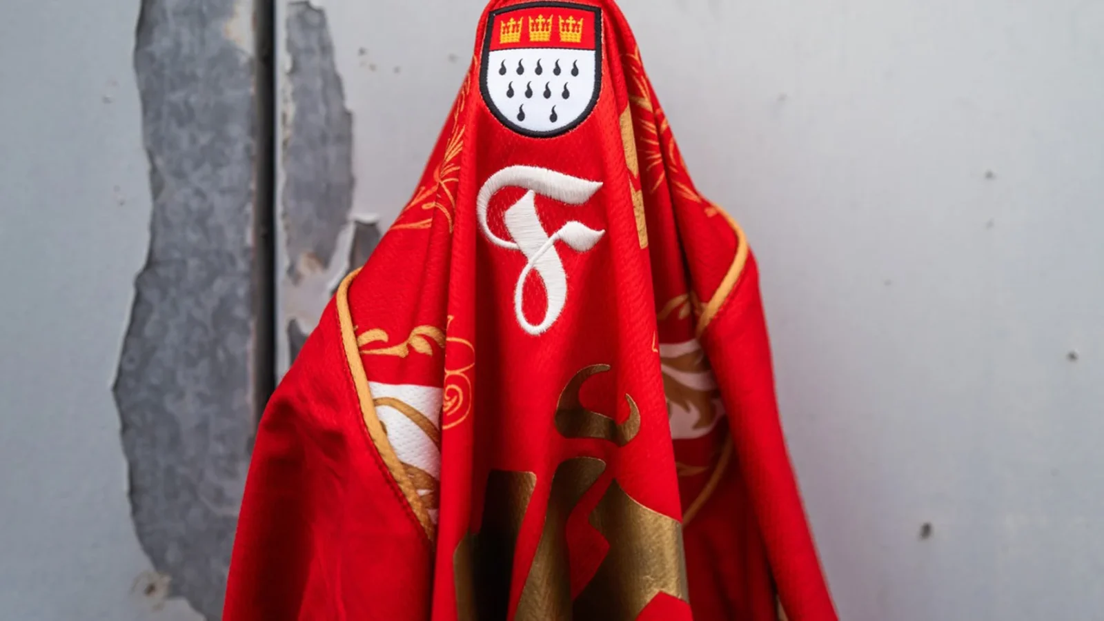 El Fortuna Colonia se viste de carnaval con una camiseta roja y dorada de Robey