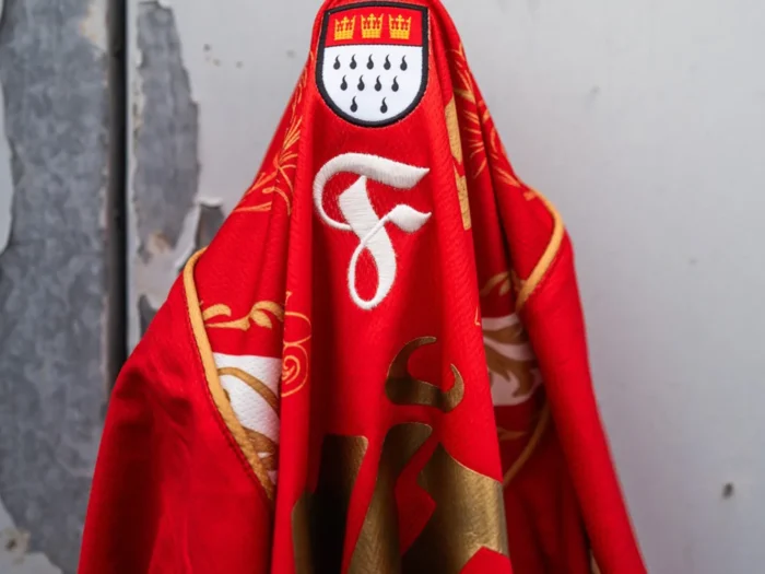 El Fortuna Colonia se viste de carnaval con una camiseta roja y dorada de Robey