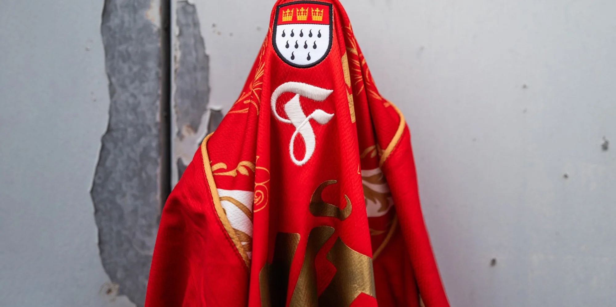 El Fortuna Colonia se viste de carnaval con una camiseta roja y dorada de Robey