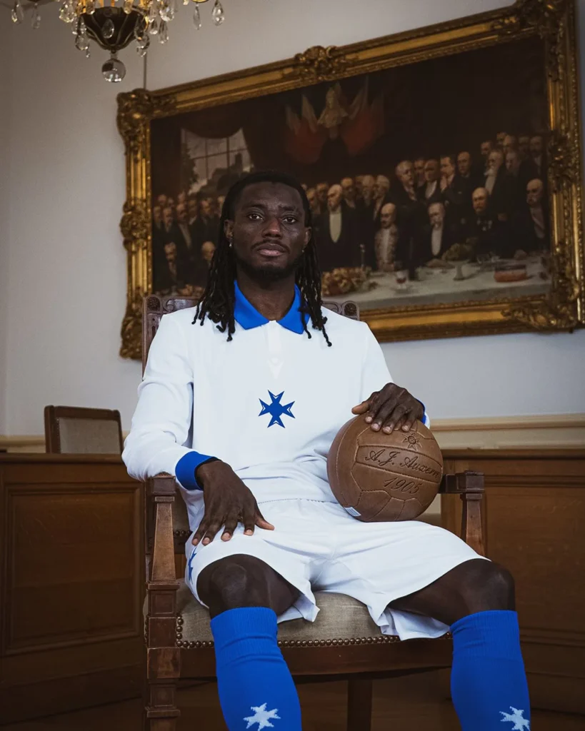 El AJ Auxerre y Macron estrenan una camiseta para celebrar los 120 años del club