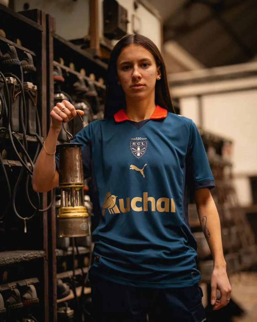 El RC Lens y PUMA lanzan la camiseta Sainte-Barbe 2025-2026 en homenaje a los mineros