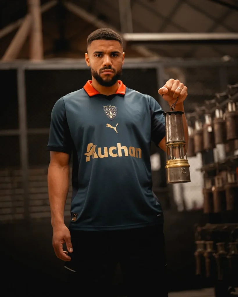 El RC Lens y PUMA lanzan la camiseta Sainte-Barbe 2025-2026 en homenaje a los mineros