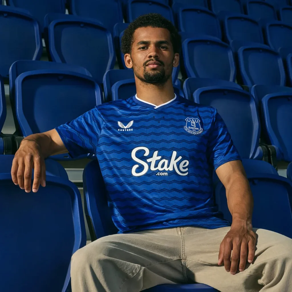Las camisetas del Everton 2025-2026 rinden homenaje a su nuevo estadio y a los muelles de Liverpool