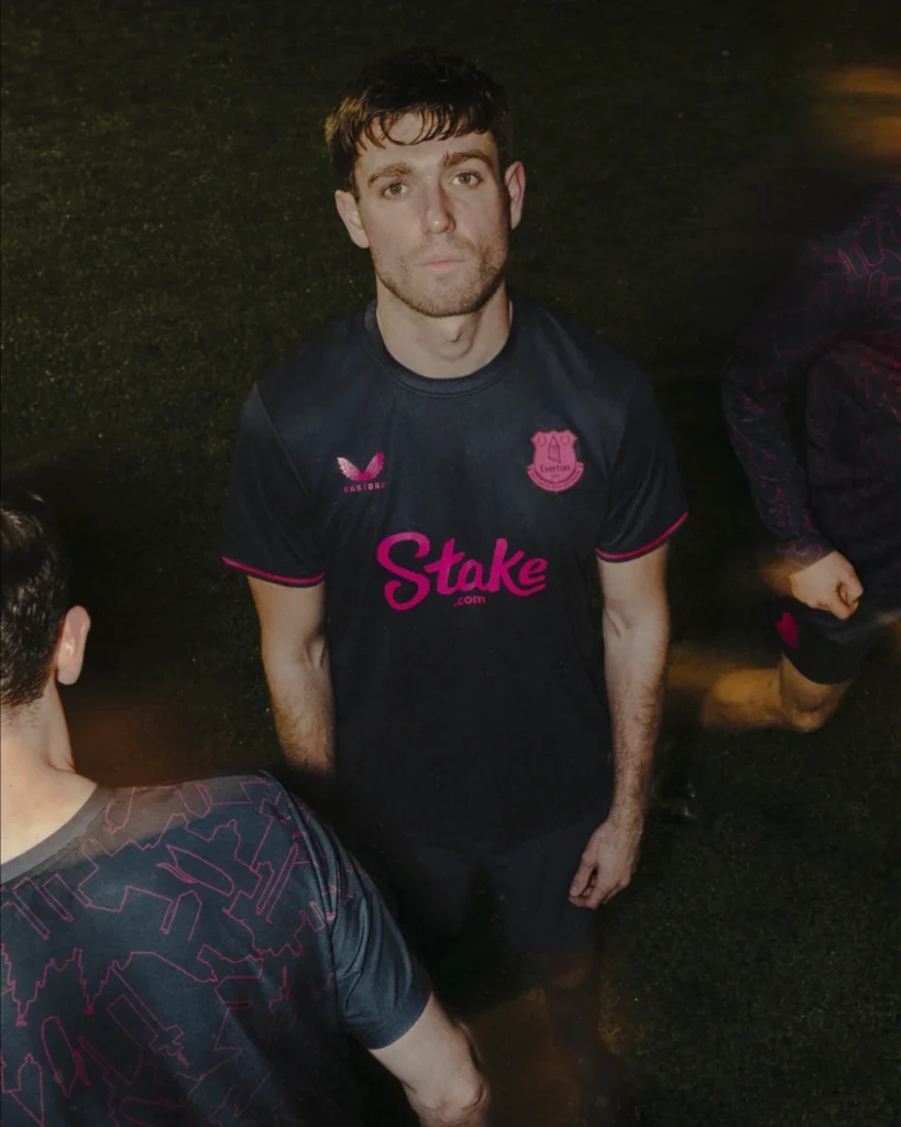 Las camisetas del Everton 2025-2026 rinden homenaje a su nuevo estadio y a los muelles de Liverpool
