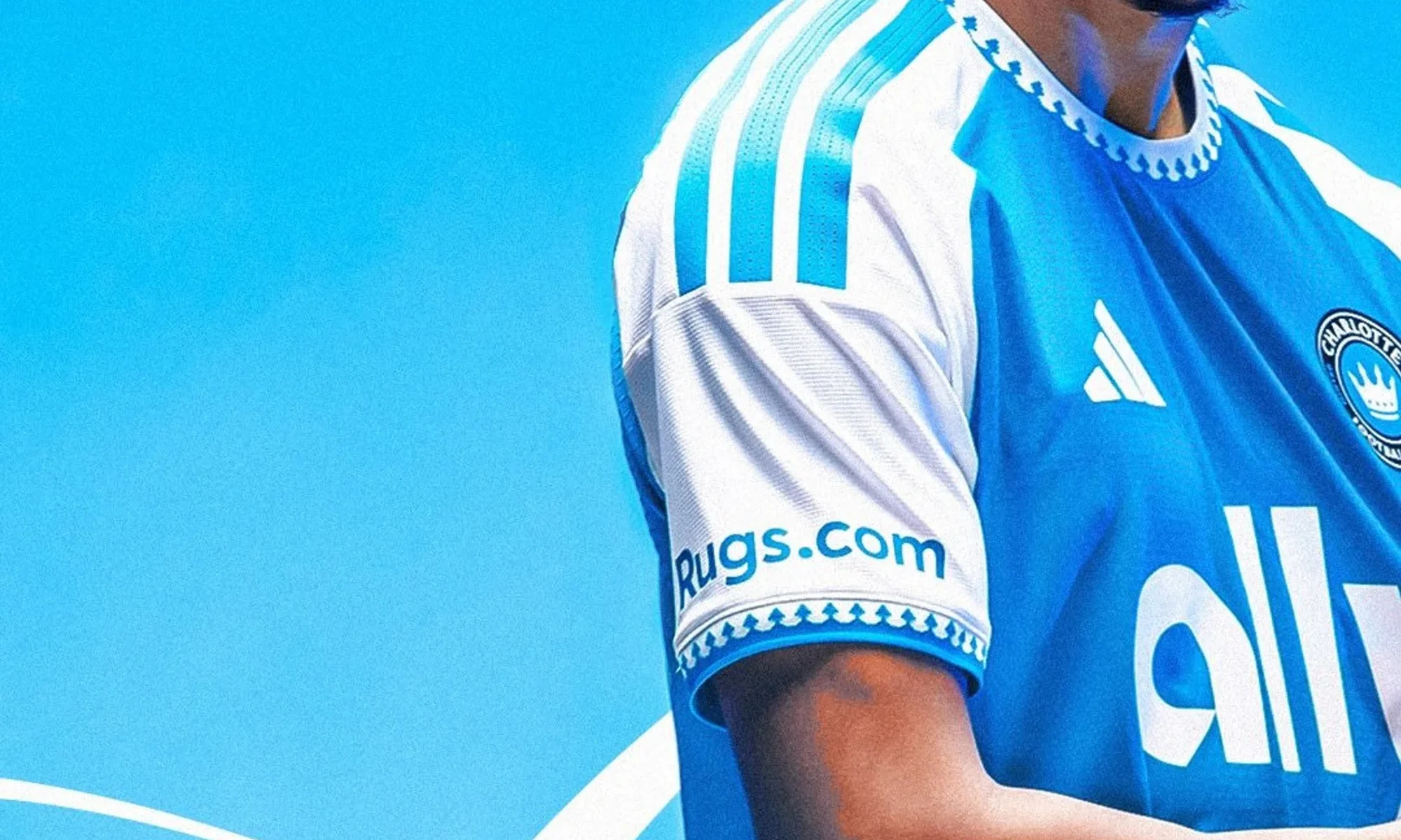 La corona del escudo se apodera de la camiseta local del Charlotte FC 2026-2027