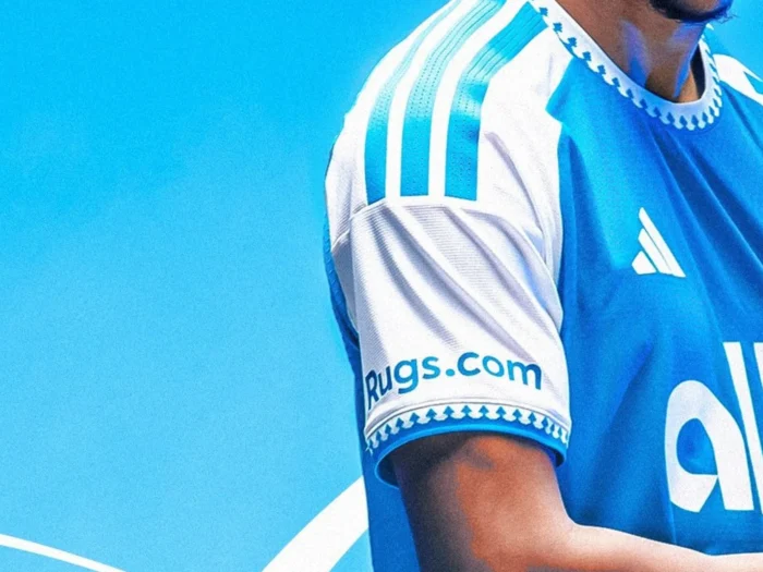 La corona del escudo se apodera de la camiseta local del Charlotte FC 2026-2027