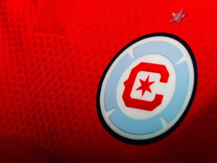 El Chicago Fire rescata la banda curva de 2006 en su camiseta local 2026-2027