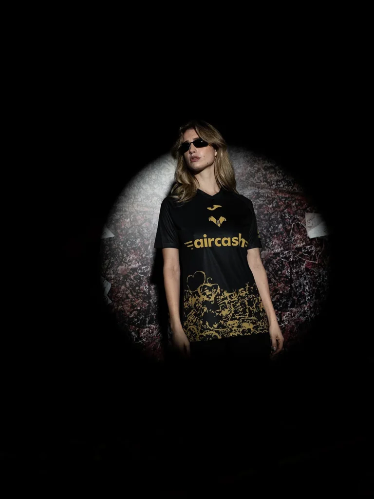 La cuarta camiseta del Hellas Verona 2025-2026 se rinde a Romeo y Julieta