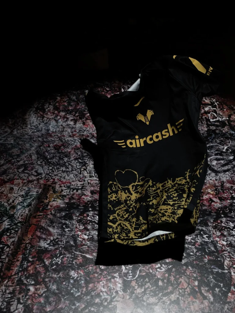 La cuarta camiseta del Hellas Verona 2025-2026 se rinde a Romeo y Julieta