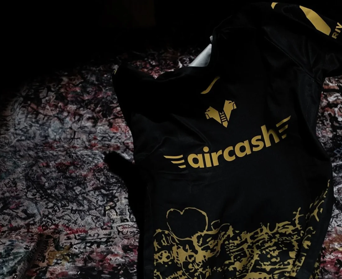 La cuarta camiseta del Hellas Verona 2025-2026 se rinde a Romeo y Julieta