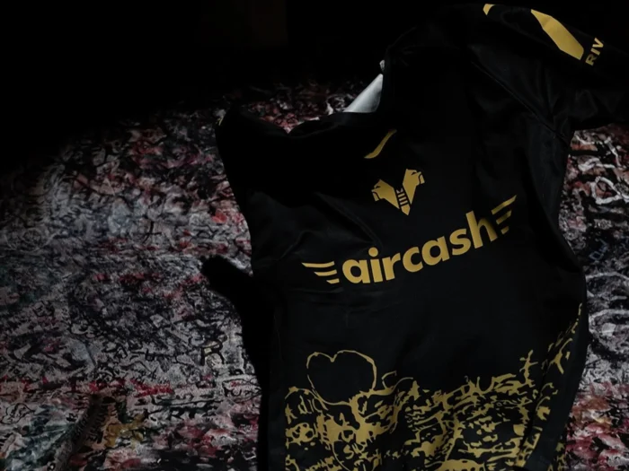 La cuarta camiseta del Hellas Verona 2025-2026 se rinde a Romeo y Julieta