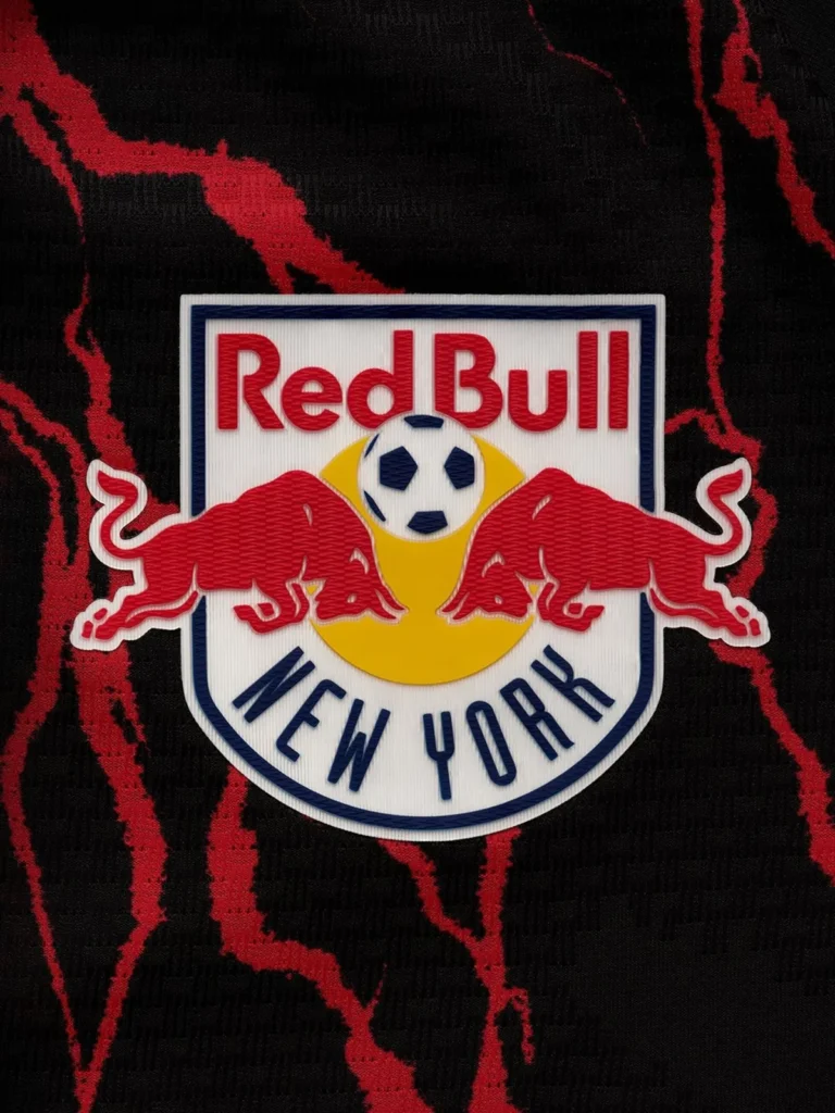 El New York Red Bulls honra sus raíces con la camiseta Rooted 2026-2027