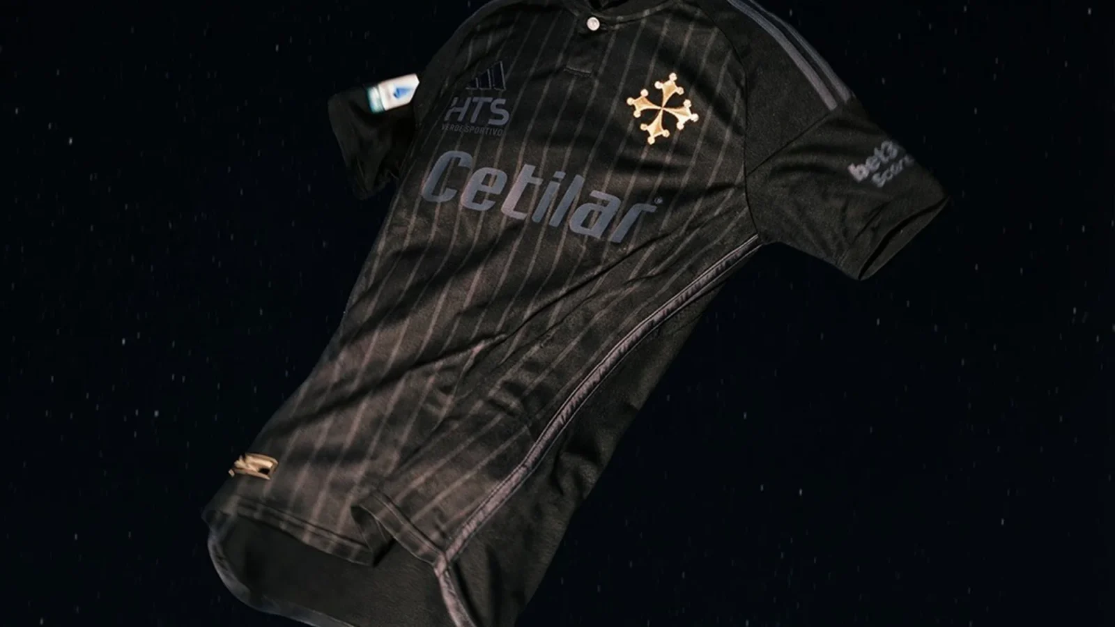 El Pisa SC estrena una cuarta camiseta 2025-2026 marcada por la cruz de la ciudad
