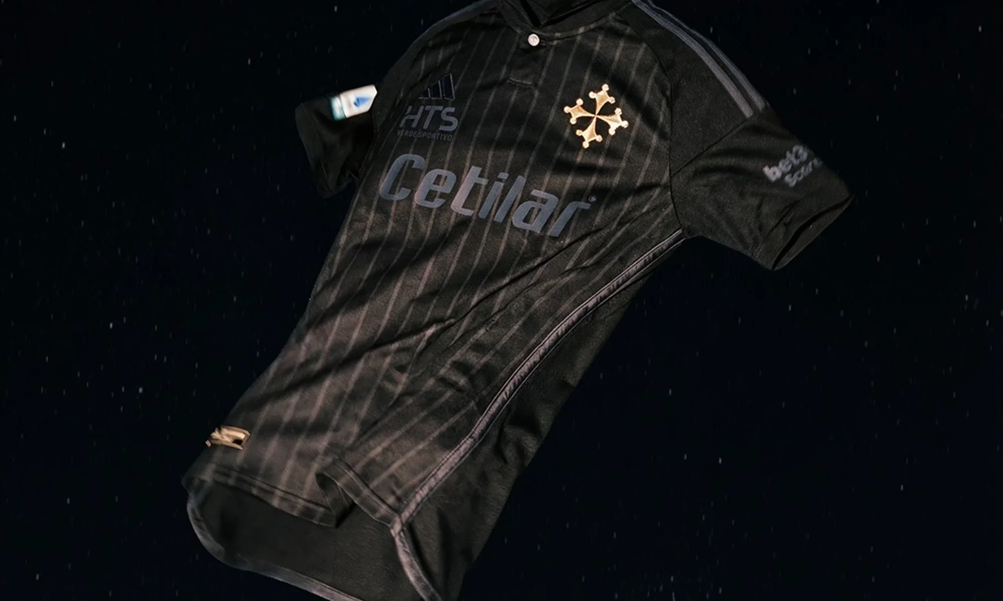 El Pisa SC estrena una cuarta camiseta 2025-2026 marcada por la cruz de la ciudad