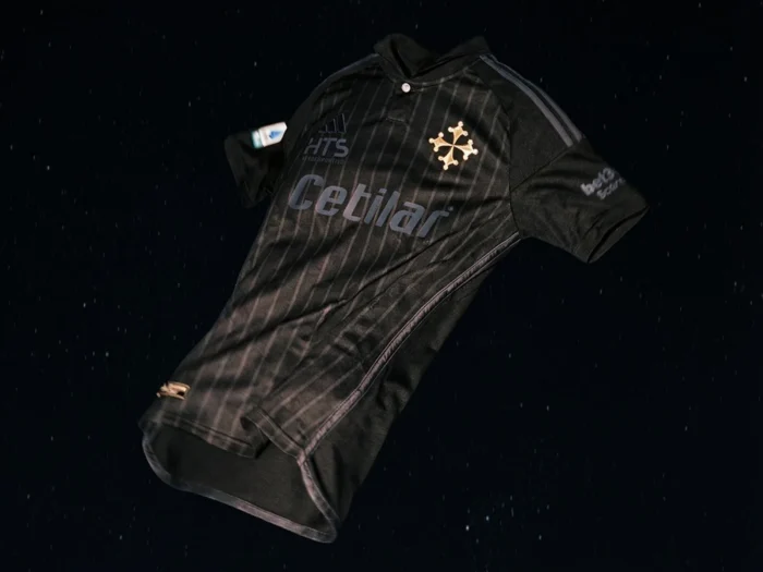 El Pisa SC estrena una cuarta camiseta 2025-2026 marcada por la cruz de la ciudad