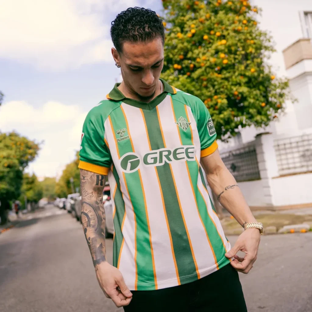 El Real Betis presenta la primera camiseta de fútbol fabricada con naranjas