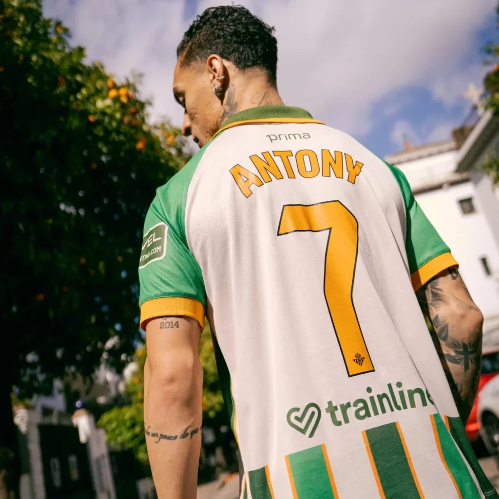 El Real Betis presenta la primera camiseta de fútbol fabricada con naranjas