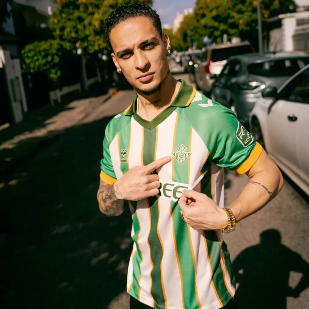 El Real Betis presenta la primera camiseta de fútbol fabricada con naranjas