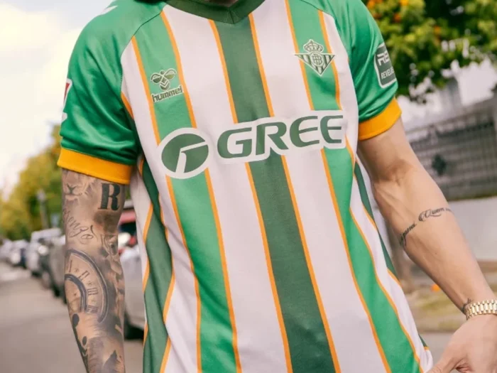 El Real Betis presenta la primera camiseta de fútbol fabricada con naranjas