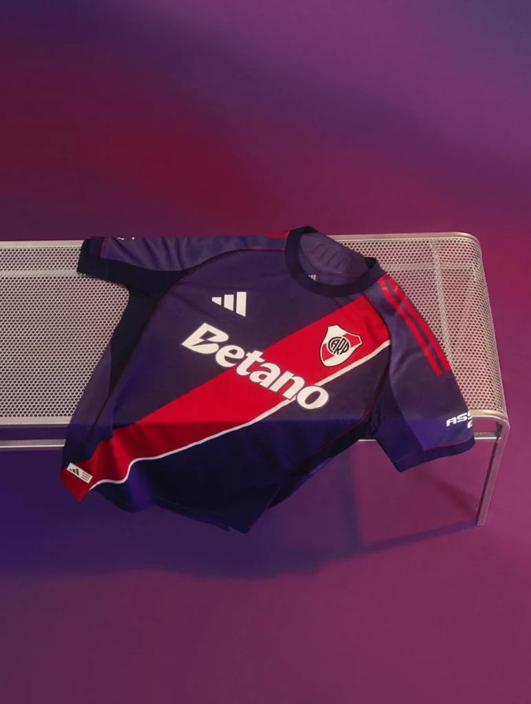 La tercera camiseta de River Plate 2026-2027 se viste de violeta por Ángel Labruna