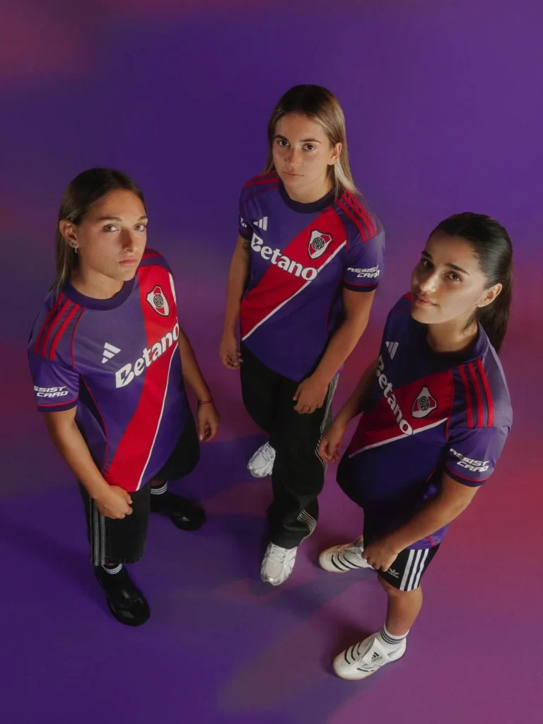 La tercera camiseta de River Plate 2026-2027 se viste de violeta por Ángel Labruna