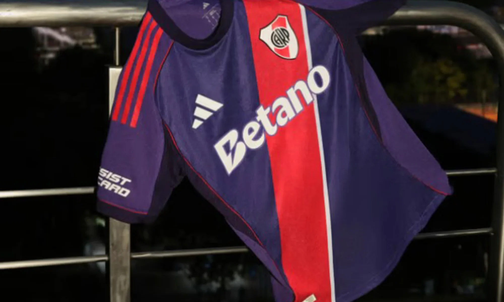 La tercera camiseta de River Plate 2026-2027 se viste de violeta por Ángel Labruna