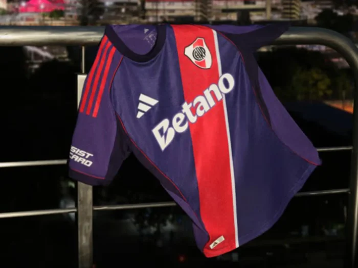 La tercera camiseta de River Plate 2026-2027 se viste de violeta por Ángel Labruna