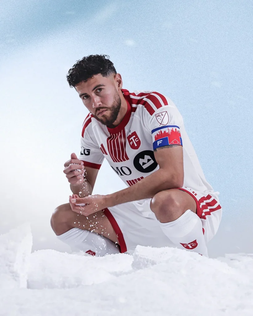 El Toronto FC presenta su camiseta visitante 2026-2027 que desafía al frío