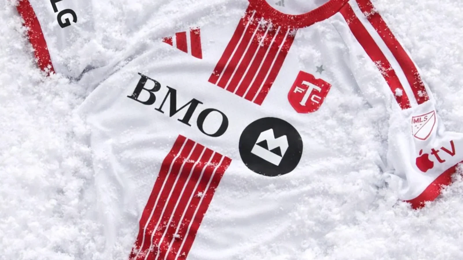 El Toronto FC presenta su camiseta visitante 2026-2027 que desafía al frío