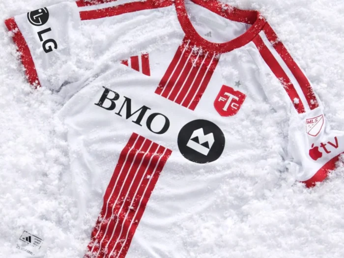 El Toronto FC presenta su camiseta visitante 2026-2027 que desafía al frío