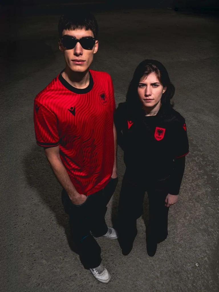 El águila bicéfala vuelve a volar: Macron presenta las camisetas de Albania 2026-2027
